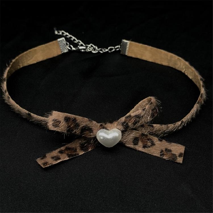 Fashionable Necklace with Bowknot and Heart Adjustable Collarbone Chain Handmade Choker Accessory for Stylish Women