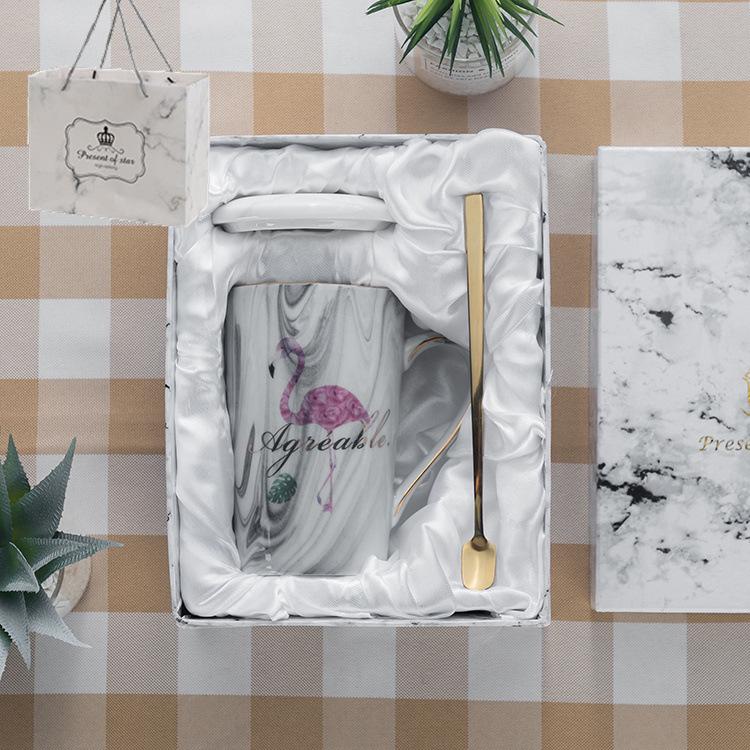 Элегантная кружка с мраморным узором, золотой отделкой, крышкой-ложкой и индивидуальным логотипом - Идеально подходит для кофе или в качестве сувенира.