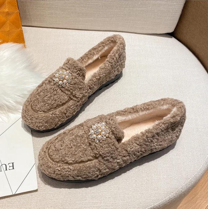 Модные зимние белые шерстяные туфли женские роскошные туфли на плоской подошве с пряжкой женские плюшевые мокасины из овечьего меха утолщенные пушистые мокасины женские хлопковые туфли