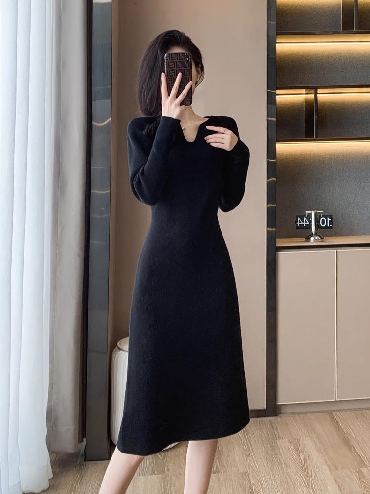 Женское трикотажное платье премиум-класса с V-образным вырезом и облегающим талию дизайном средней длины для осени/зимы.