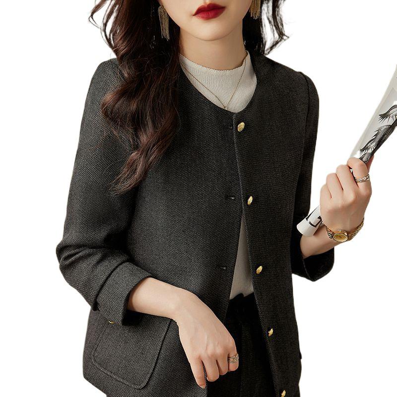 Женский универсальный костюм-двойка приталенного кроя Весна 2024 - Круглый вырез, Высококлассная офисная мода с ноткой элегантности.