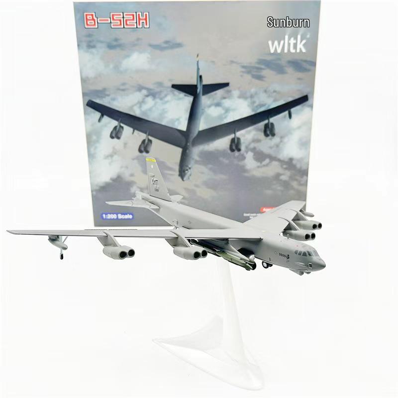 Модель-украшение стратегического бомбардировщика B-52 Stratofortress в масштабе 1/200