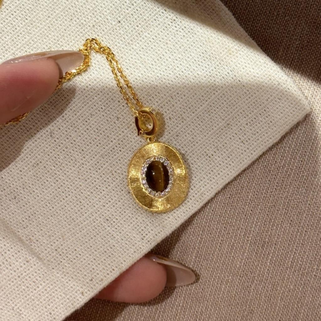 Italian brushed gold-plated oval natural tiger eye stone necklace for women, fashionable and versatile, with a high-end feel, suitable as a sweater