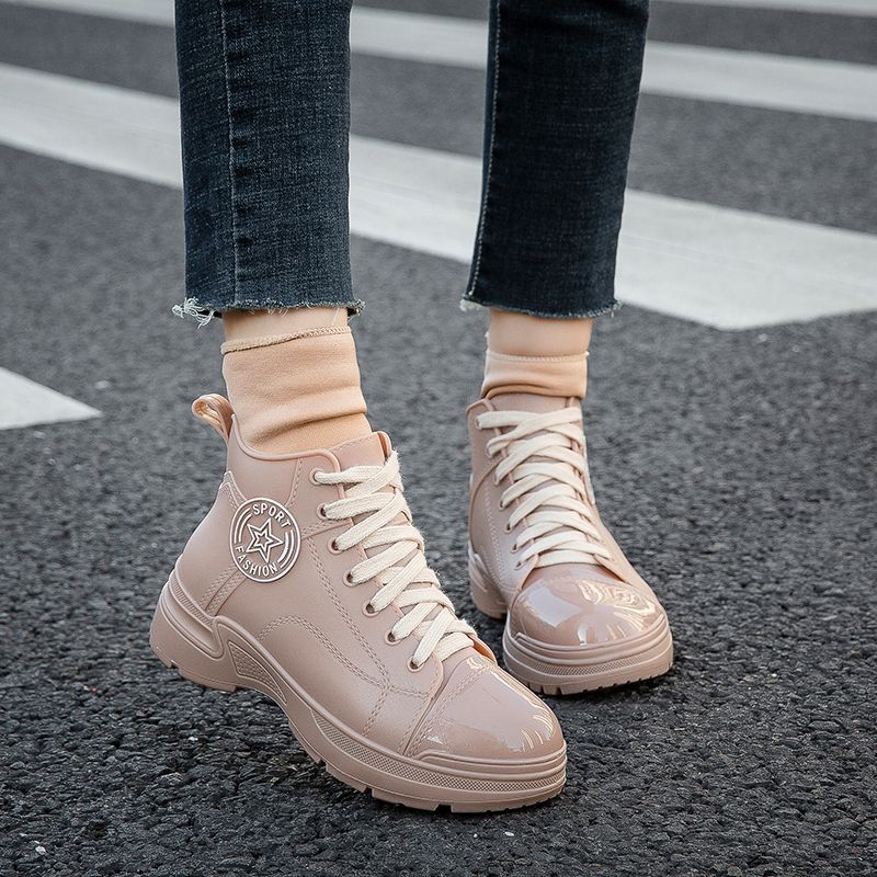 Женские короткие резиновые сапоги 2025 новый стиль водонепроницаемые противоскользящие стильные уличные водные туфли для женщин молодежные модные короткие резиновые сапоги