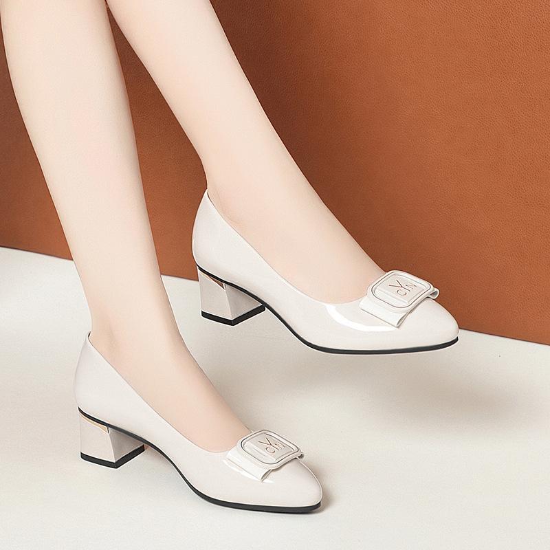 Модные женские туфли-лодочки на весенних каблуках с неглубоким носком, мягкие кожаные туфли с металлическим украшением из кристаллов, классические модные туфли-лодочки