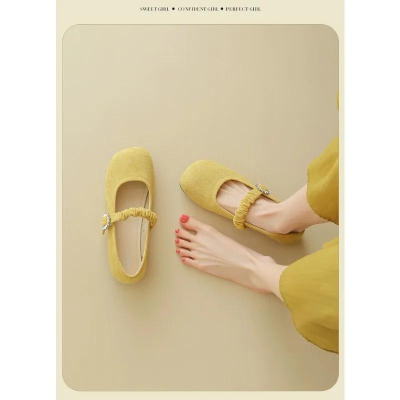 Модная обувь Мэри Джейн с мягкой подошвой и неглубоким вырезом для женщин 2025 Новая летняя универсальная желтая легкая обувь на мягкой подошве