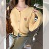 Корейский желтый вязаный кардиган с вышивкой, длинным рукавом и круглым вырезом для женщин, чтобы носить под пальто ранней осенью, свободный топ в ленивом стиле