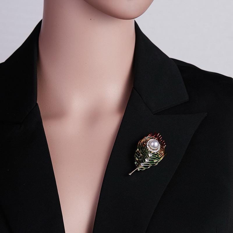 Женская эмалированная брошь "Перо" с кристаллами