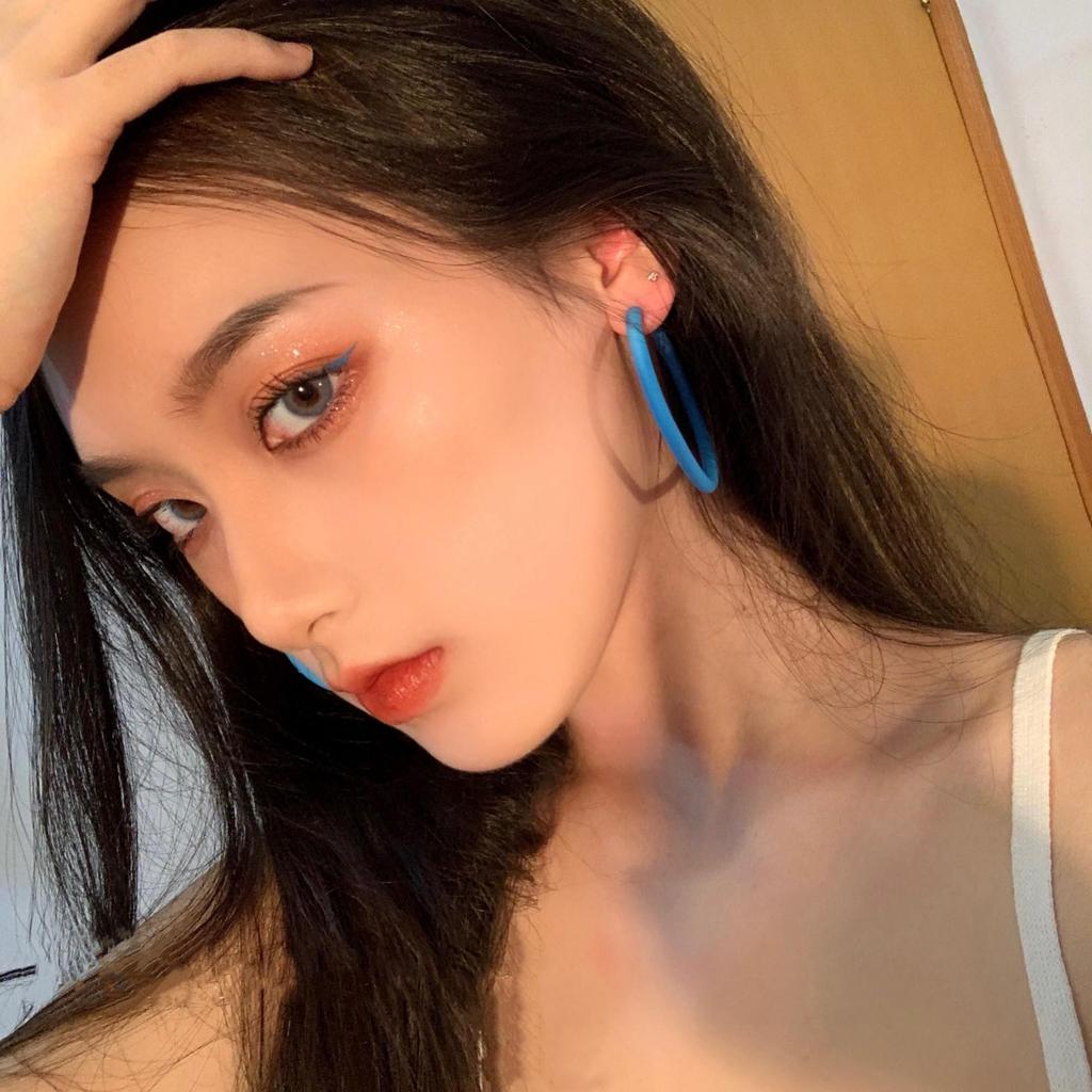 Винтажные красные серьги-кольца в гонконгском стиле: Элегантный женский аксессуар на осень/зиму