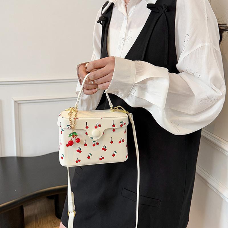 Летняя Новая Квадратная Сумка Кроссбоди для Женщин Милая Сумка с Пряжкой в Виде Вишни Универсальная для Поездок Одноплечевая Сумка CLE