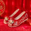 Женские красные свадебные туфли с вышивкой, с увеличенной внутренней танкеткой, с ремешком на щиколотке, со шнурками, бусинами и кисточками, в этническом стиле, туфли в стиле Ханьфу