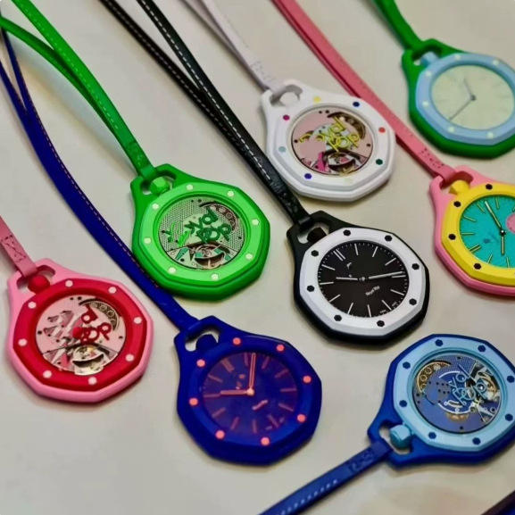 New Fashion Trend Pocket Watch with Simulated Quartz Plastic Shell PU Strap Customized
