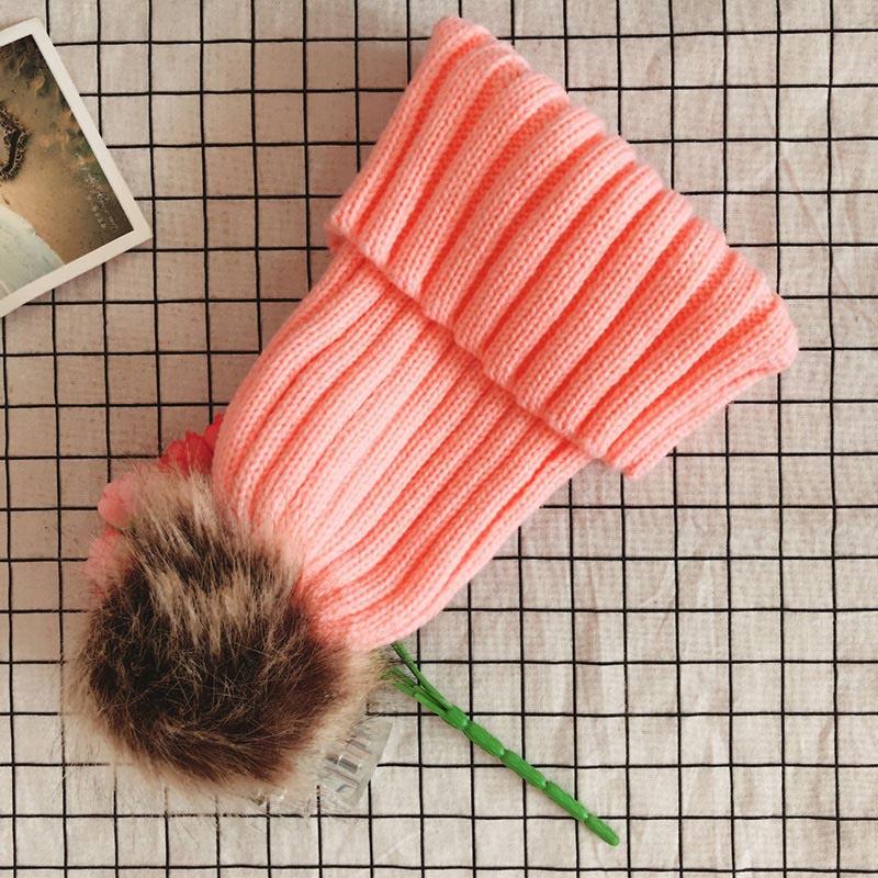 Уютная женская зимняя шапка с пушистым помпоном и стильным отворотом