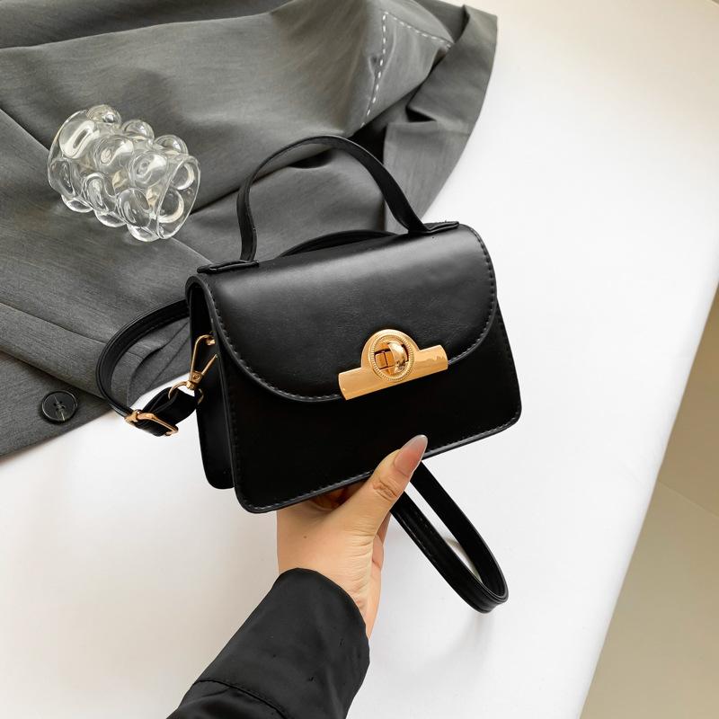 Простая и модная маленькая квадратная сумка 2024 года, новый тренд лета, корейская версия модной сумки через плечо, простая повседневная сумка-мессенджер для женщин