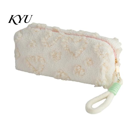 Study Essentials Bag Plush Love Heart Pencil Case, Large Capacity Stationery Organizer Zipper Pouch, Multi-function for School Office Use Supplies