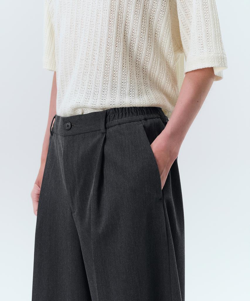 MUSINSA STANDARD One-Pleat Bermuda Banding Half Slacks [Charcoal Gray]