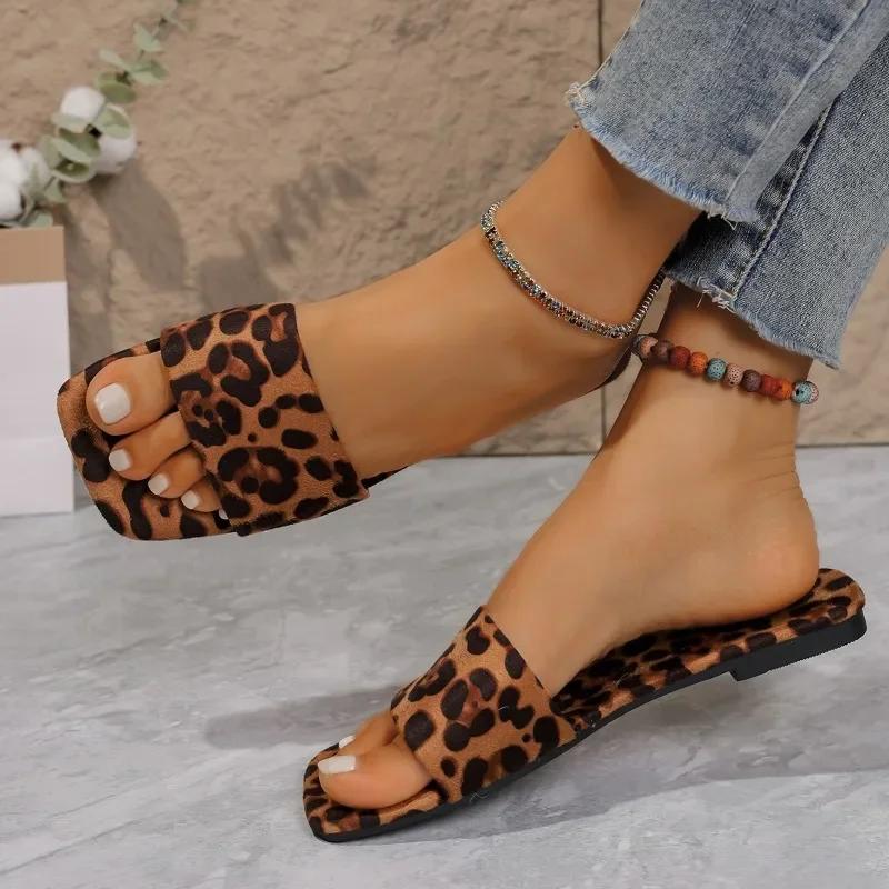 Распродажа модной женской обуви 2024 года, женские тапочки с квадратным носком, летние тапочки с открытым носком и леопардовым принтом на плоской подошве, повседневные пляжные тапочки большого размера