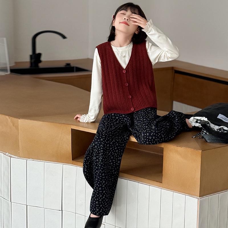 Модный корейский комплект-тройка для девочек, осень 2025: Вязаный жилет с брюками с цветочным принтом для детей старшего возраста