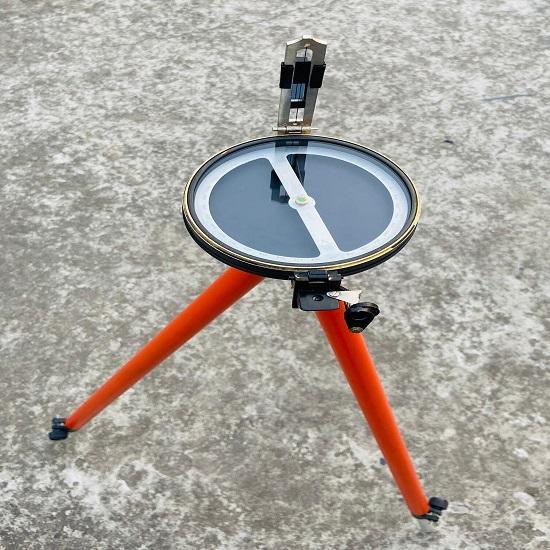 Античный винтажный призматический компас из алюминия, латунный корпус с регулируемой по высоте треногой Уникальная работа