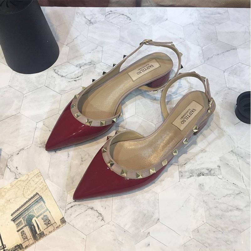 Сандалии с заклепками женские 2024 новые остроносые одинарные туфли плоские туфли лакированная кожа Baotou темперамент высокие каблуки женские туфли 33-41