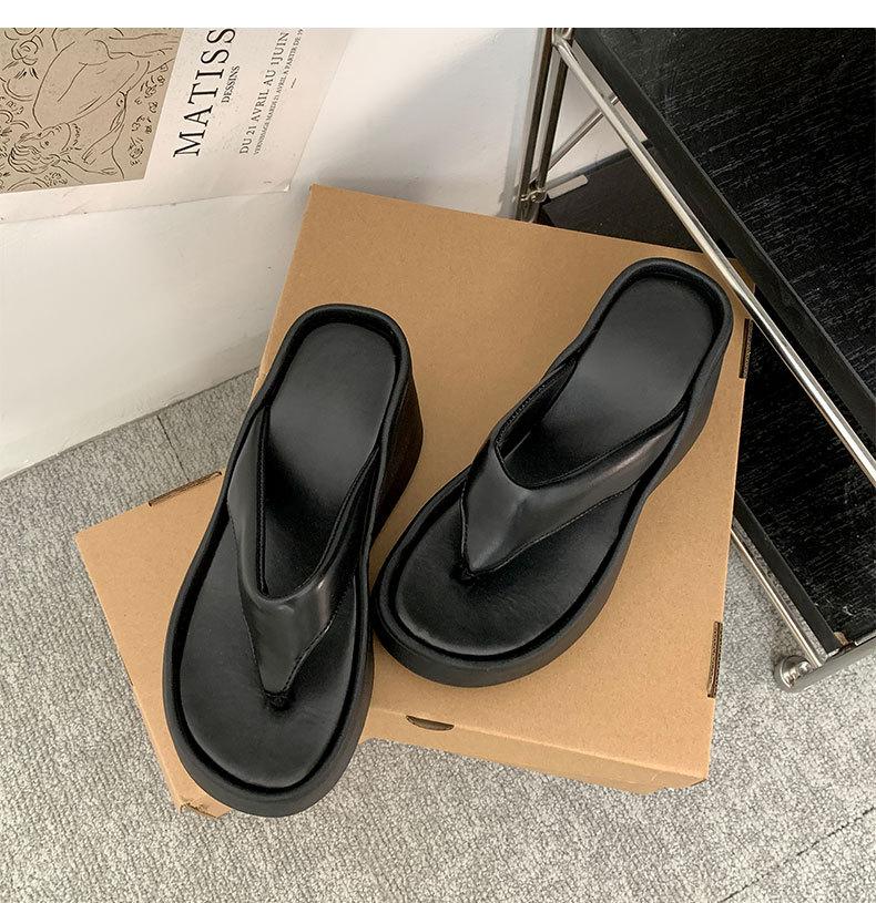 Модные универсальные толстоподошвенные увеличивающие рост шлепанцы женские 2025 новый летний стиль Инфлюенсер пляжные крутые тапочки