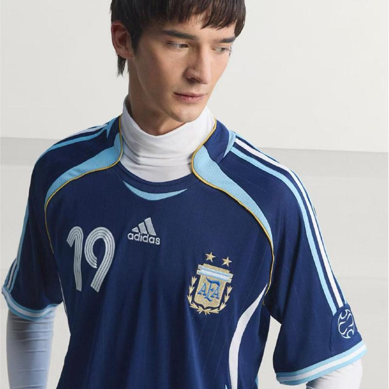 Adidas Performance АРГЕНТИНА ВЫЕЗДНАЯ ФУТБОЛКА 2006 - Выездная футболка сборной Аргентины 2006 Винтажная Классическая Полосатая Простая Короткий рукав Футбольная футболка для мужчин