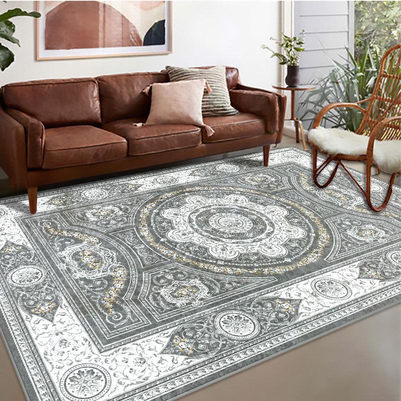 Современный бархатный ковер с элегантным цветочным узором в золотых и нейтральных тонах