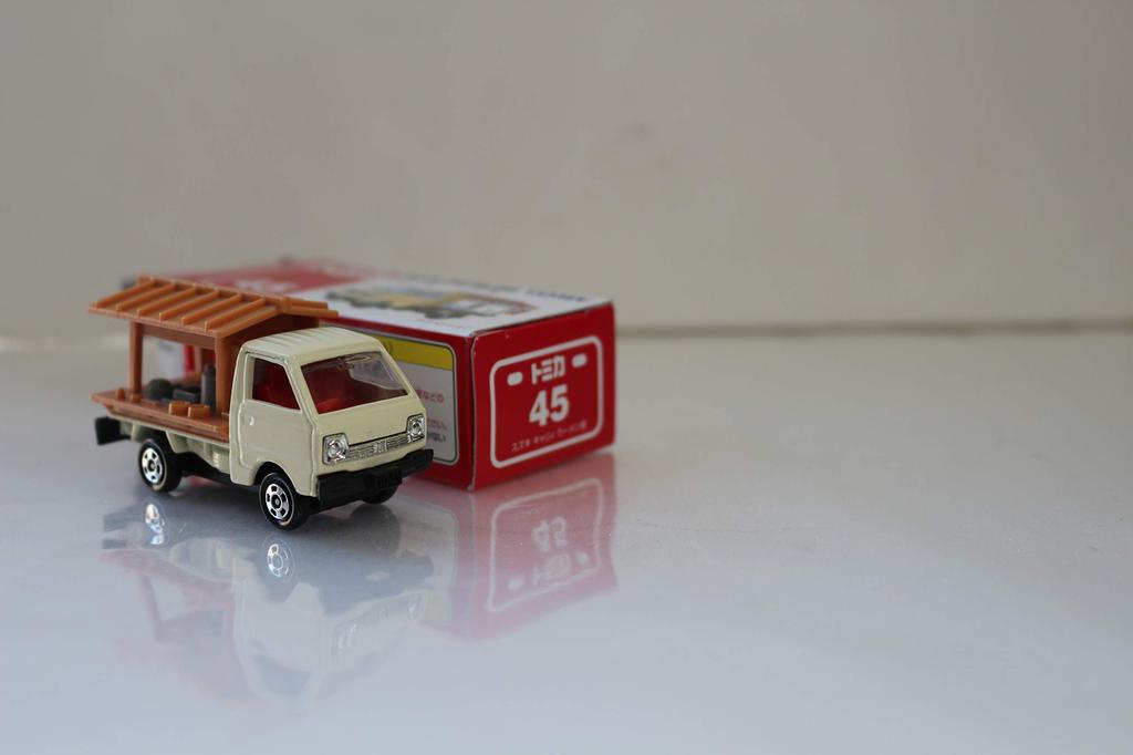 Out of Print Tomica Suzuki Carry Ramen Shop Made In China Blue Tomy Crazy Mini Car Circle with Case Shipped by Amazon Warehouse No.45
