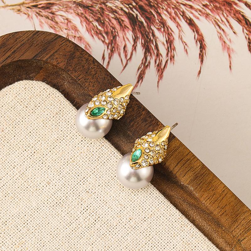 Women's Light Luxury Design Elegant Vintage Imitation Pearl Earrings Fashionable And Versatile Niche Design Earrings