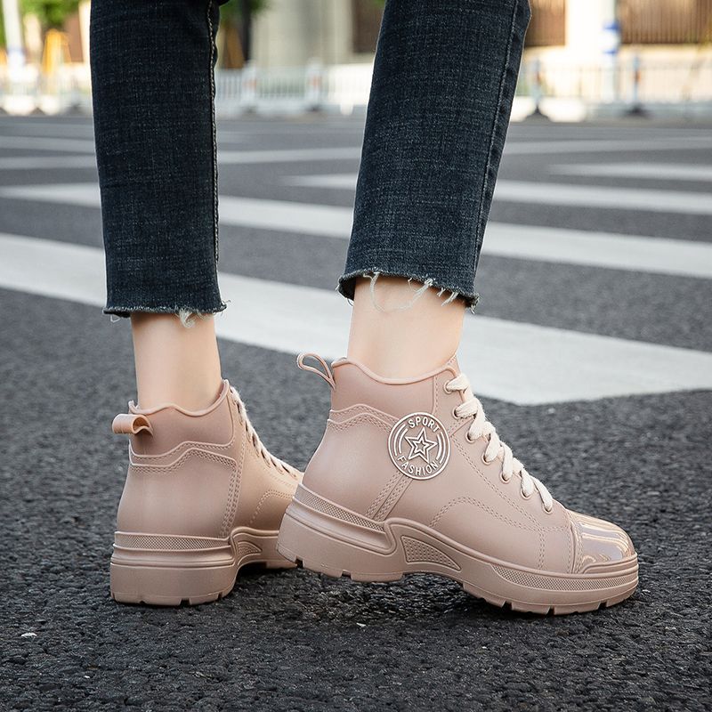 Женские короткие резиновые сапоги 2025 новый стиль водонепроницаемые противоскользящие стильные уличные водные туфли для женщин молодежные модные короткие резиновые сапоги