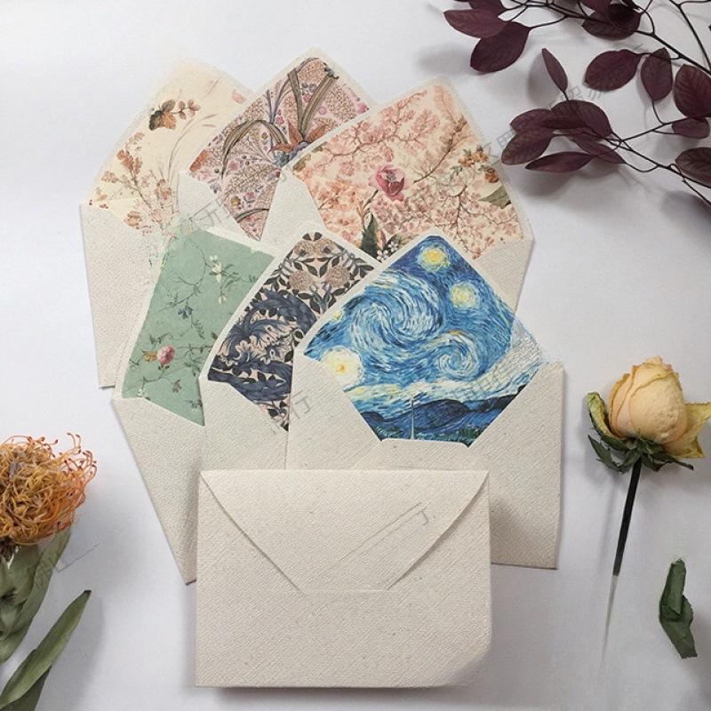 Ретро-пригласительный конверт в художественном стиле с цветной подкладкой и текстурой мешковины