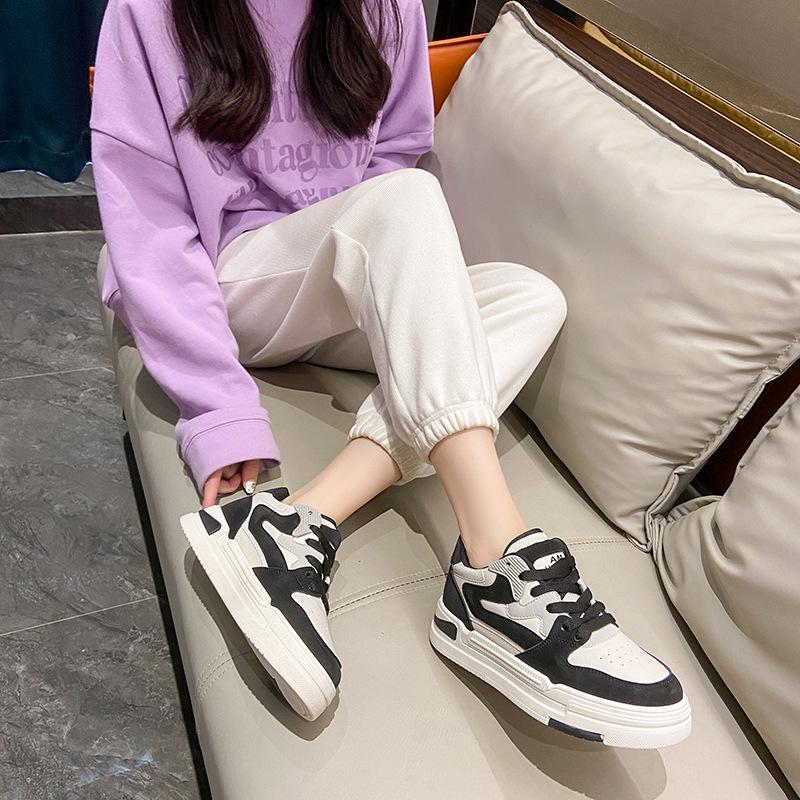 Новая весенняя корейская версия маленьких белых туфель, студенток, повседневная обувь для уличной стрельбы, женская обувь на толстой подошве, удлиняющая женскую обувь