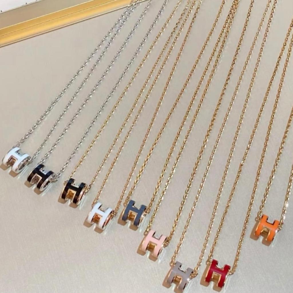 Женское высококлассное эмалированное колье Hermes с буквой H, 18-каратное розовое золото, универсальный нетускнеющий кулон на ключицу