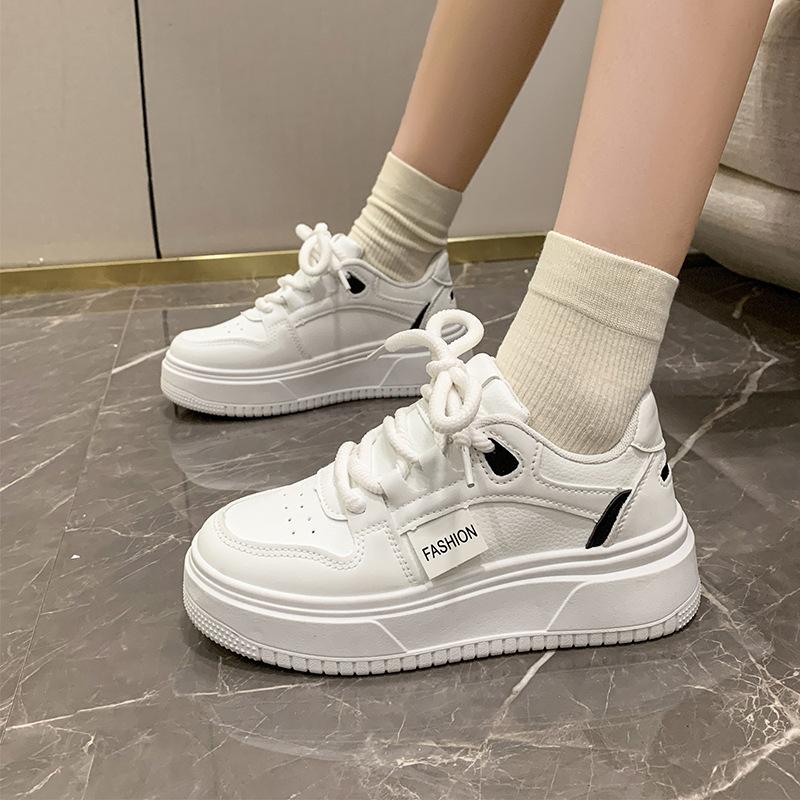 Повседневные спортивные туфли на платформе, маленькие белые туфли для женщин 2024 года, новый нишевый взрыв, модный тренд весны и осени, универсальные черные туфли для доски