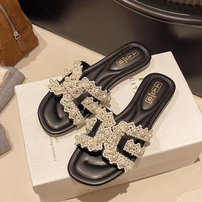 Популярные жемчужные сандалии женские лето 2025 новинка для улицы интернет-знаменитости маленький свежий ветер легкий пляжный шлепанец модная юбка