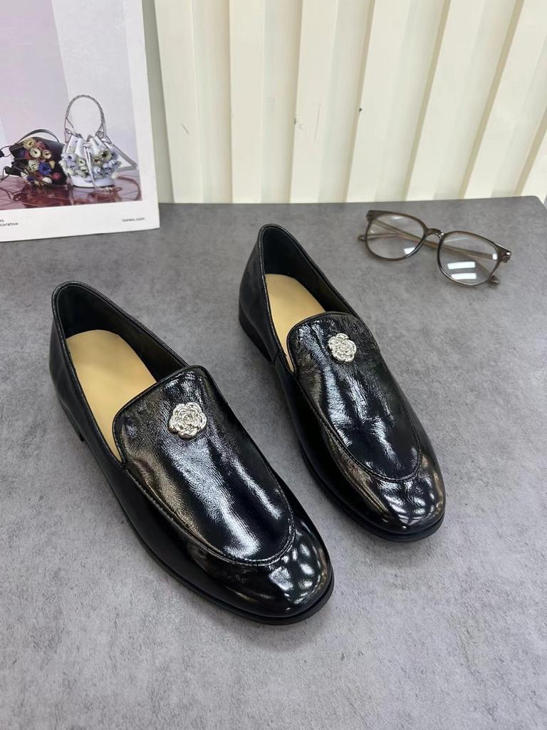 Модные лоферы на плоской подошве для повседневных прогулок. Внешняя и внутренняя часть из овчины, внутри удобная, мягкая, модная, цветочный декор.