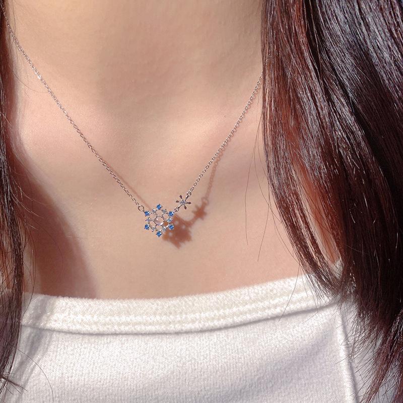 Snowflake Necklace Women's Light Luxury Niche Romantic Girl Heart Clavicle Chain Fashion Temperament Commuter Stainless Steel