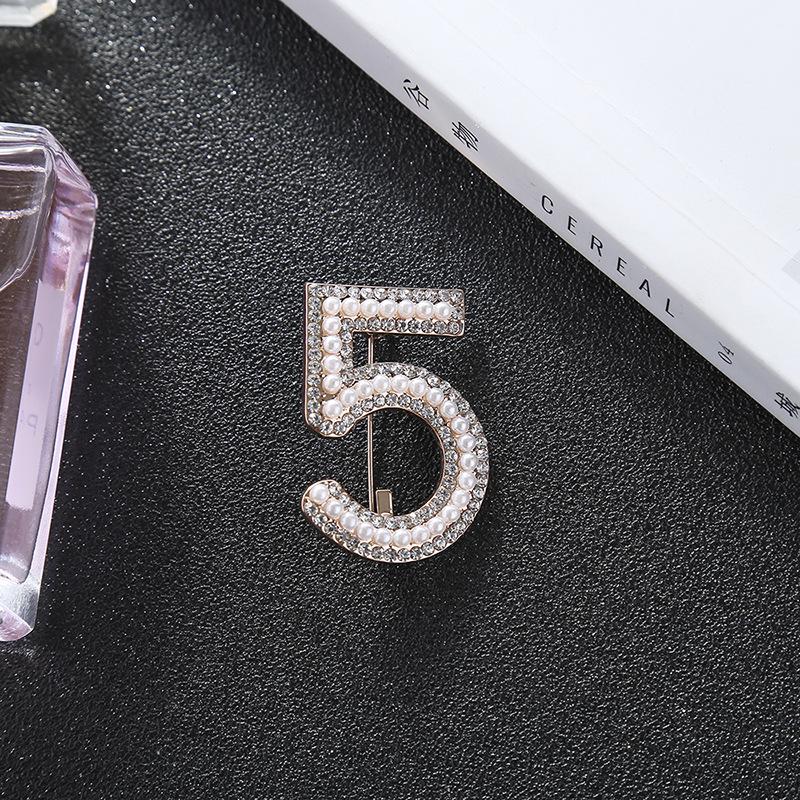 Брошь с 5 цифрами, инкрустированная бриллиантами, для женской моды, Универсальная жемчужная брошь с нишевым дизайном для предотвращения обнажения