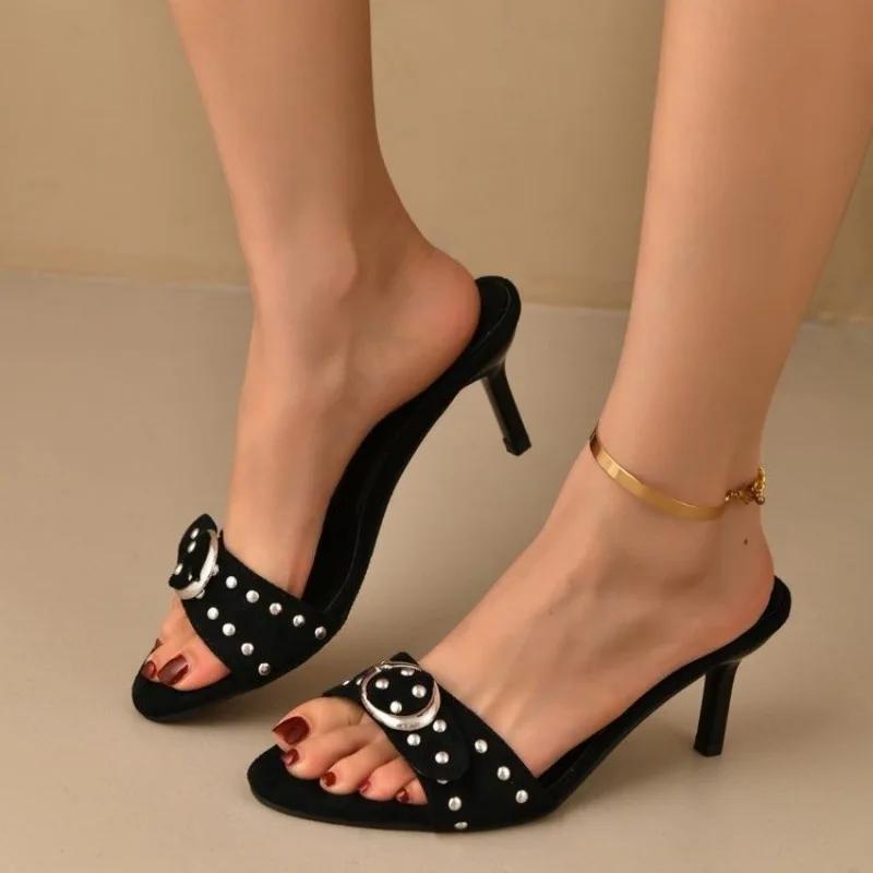 2025 Новые летние уличные ретро шпильки современные шлепанцы пип-то носок с острым носком однотонные с заклепками женские шлепанцы