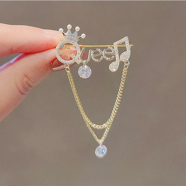 Платье Брошь Королева Буква Брошь Женщины Король Любовь Стразы Кристалл Английский Алфавит Металлические Булавки Милые Ювелирные Изделия Аксессуары Подарок