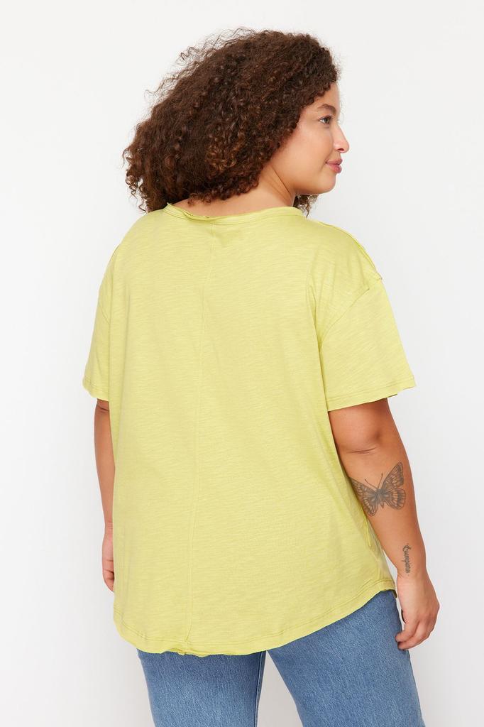 Женская трикотажная футболка в стиле бойфренда больших размеров с зеленой пуговицей и деталью