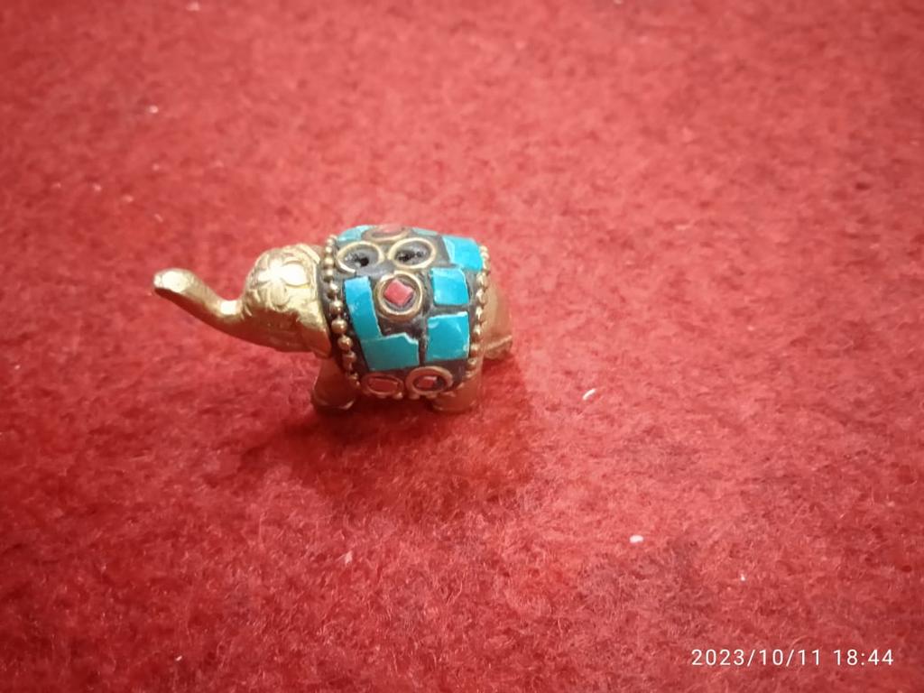 Держатель для ароматических палочек Танирика — латунная статуя слона с яркими каменными акцентами — уникальный домашний декор и ароматическая витрина для благовоний