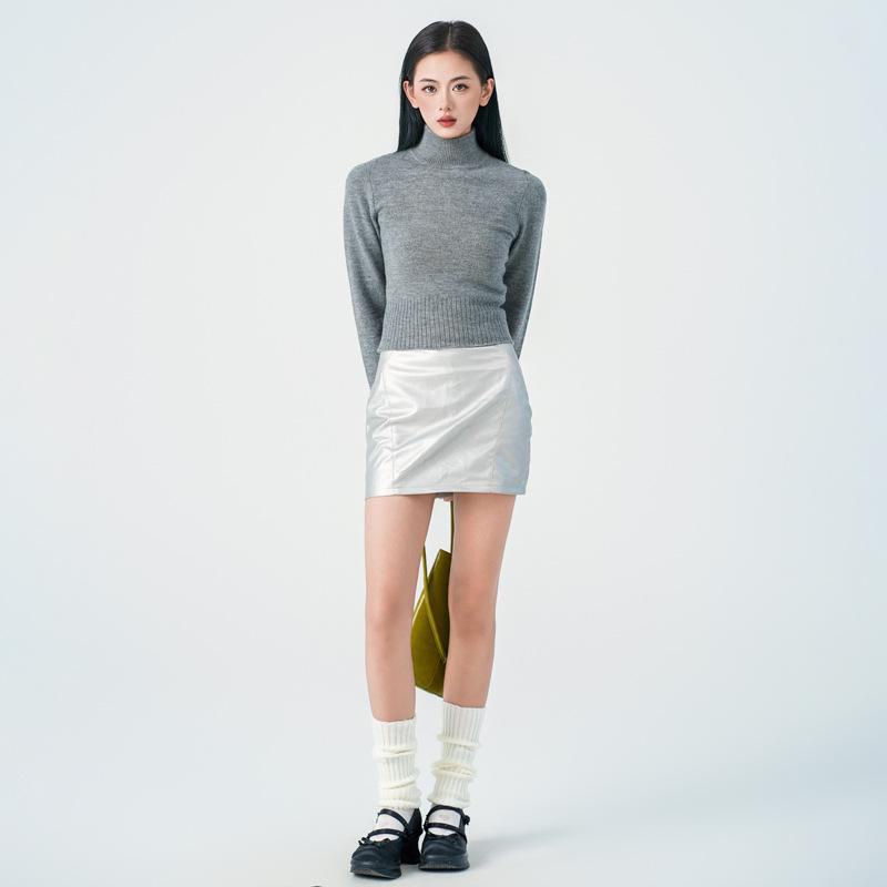 Women's Short Slim-Fit Gray Wool Turtleneck Sweater - Elegant Autumn/Winter Knitwear