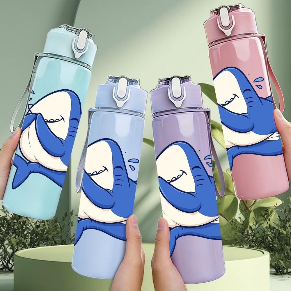1PC Smiling Blue Dolphin Cartoon 750ml Color Plastic Sports Water Bottle Leakproof Flip Straw Lid Suitable for Sports Office Home Use
