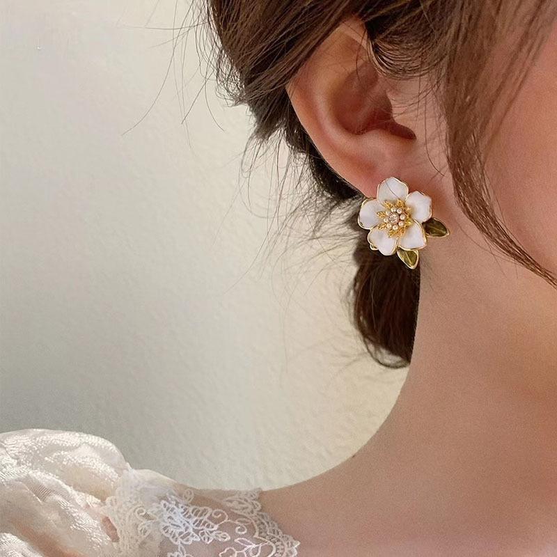 Asymmetric Gardenia Flower Earrings for Women Fashion Jewelry Trendy Luxury Pearl Women's Stud Earrings