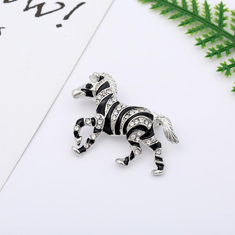 Брошь с инкрустацией из жемчуга и животного - мультяшный стиль, сплав, бижутерия в виде капли масла, для женщин