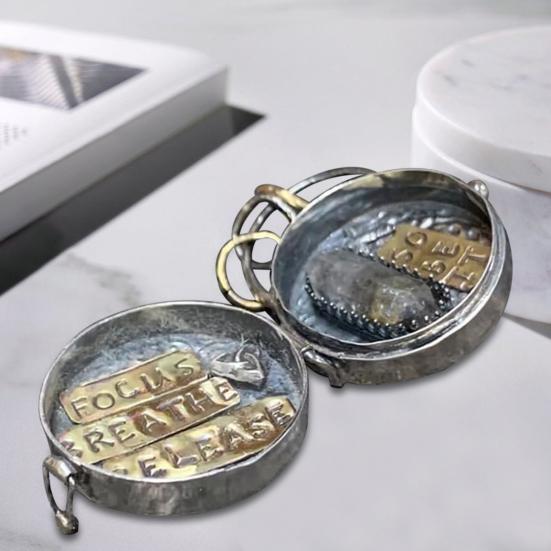 Серебряная шкатулка с заклинаниями в виде тройной луны и энергетическим амулетом из кристаллов дерева, портативный медальон с заклинаниями для медитации, подарок духовным искателям