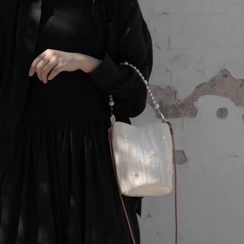 Оригинальный нишевый дизайн Бархатная сумка-ведро с жемчужной текстурой Кремово-белая леди-светская львица с наплечной сумкой-мессенджером