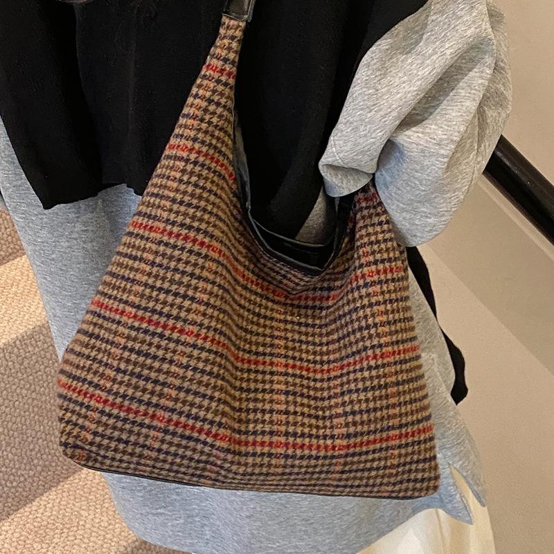 Модная клетчатая сумка для женщин с большой вместимостью, осень и зима, новая корейская версия, контрастная универсальная сумка через плечо