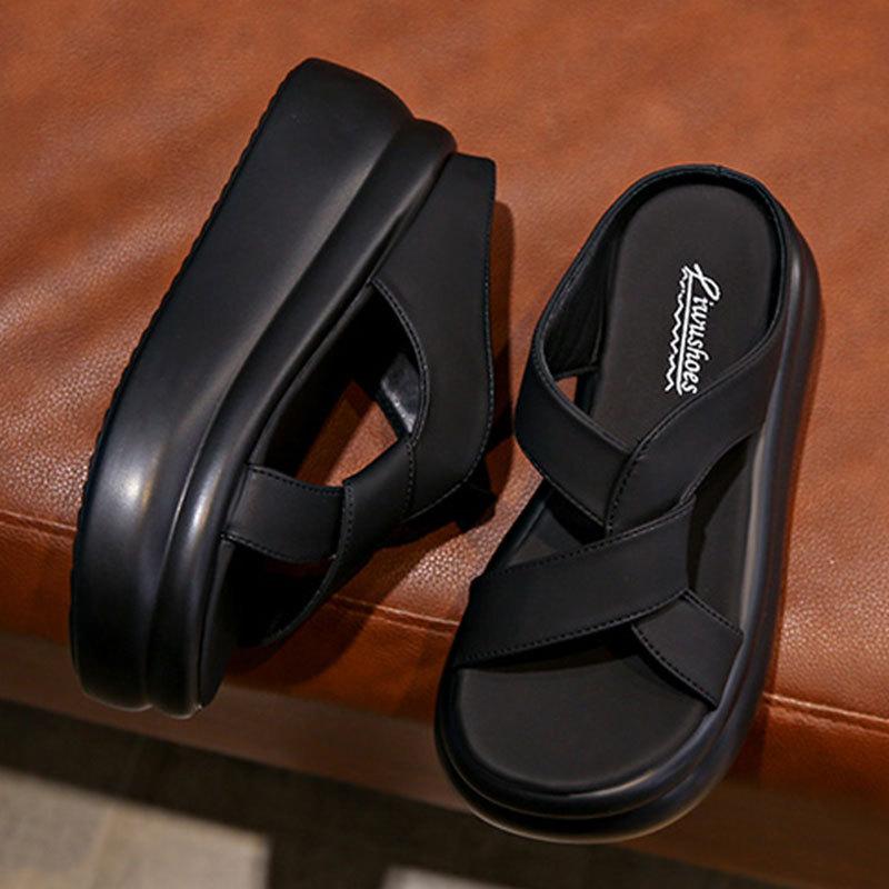 Маленькие толстоподошвенные маффиновые крутые тапочки для женской летней носки 2025 новые женские увеличивающие рост на высоком каблуке с мягкой подошвой пляжные сандалии